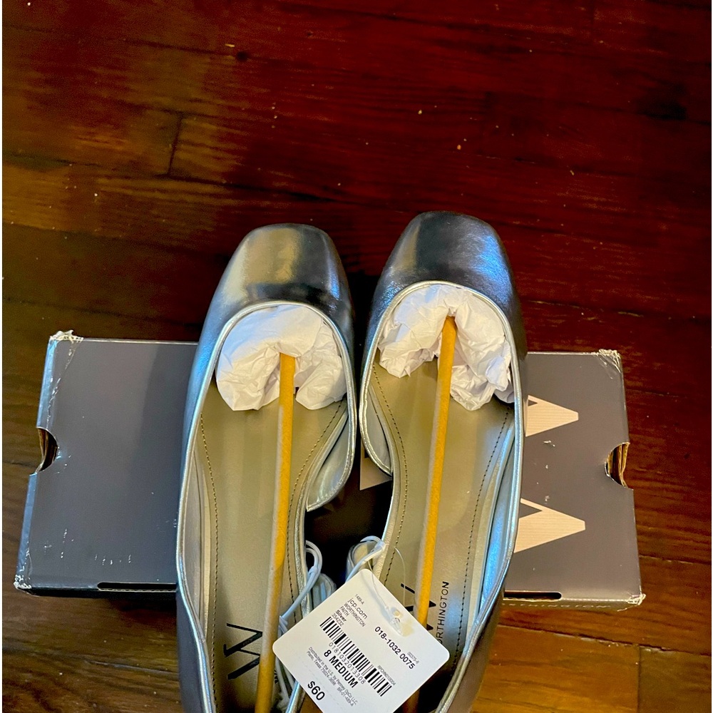 Selling brand new silver flats size 8